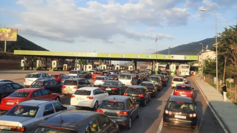 Kosovarët edhe sot në numër të madh ia mësyjnë detit