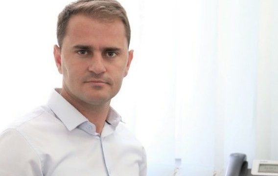 Vdes nga COVID-19 në moshën 34 vjeçare zyrtari i Komunës së Shtimes