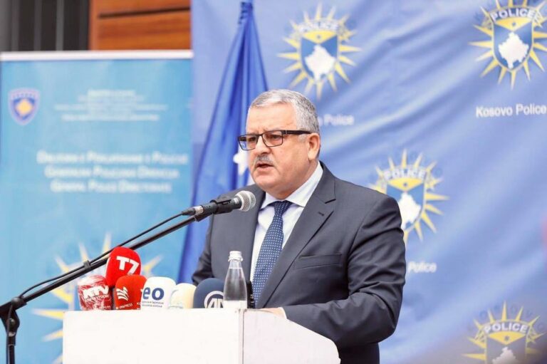 Veliu lavdëron policët e Kosovës: Ata janë heronjtë tanë të gjallë