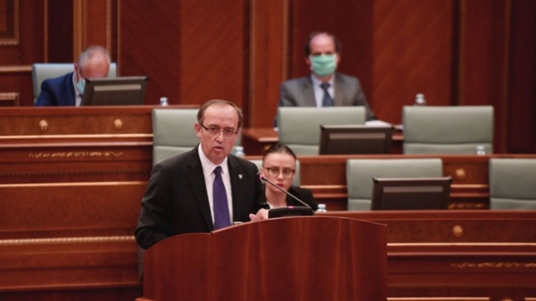 Hoti insiston se i ka 61 deputet, por “rimëkëmbjen ekonomike” nuk po mund ta kalojë në Kuvend