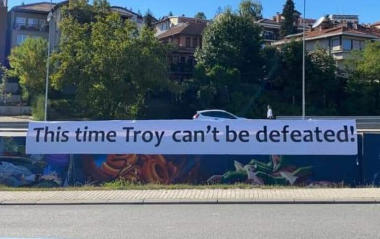 “Këtë herë Troja nuk do të mposhtet” – baneri i “Dardanëve” para ndeshjes Kosovë-Greqi
