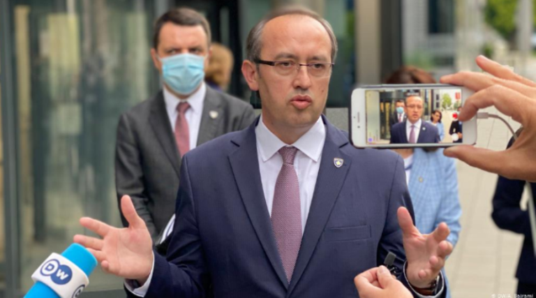 Kryeministri Hoti në ora 19:00 prezanton marrëveshjen Kosovë – Serbi