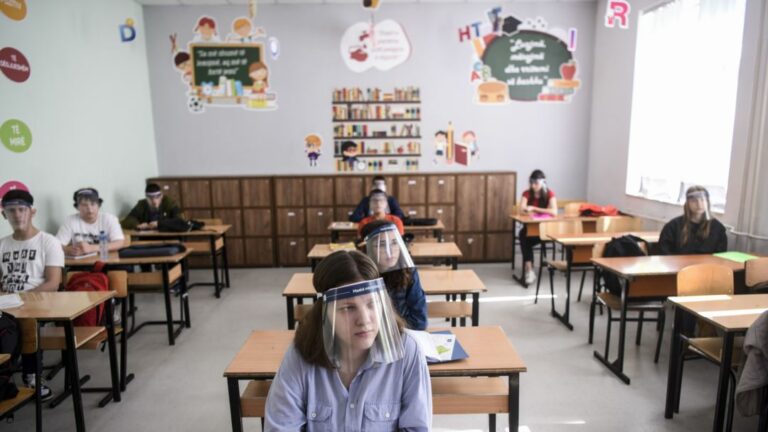41 mësimdhënës e 13 nxënës të infektuar me COVID në të gjithë vendin