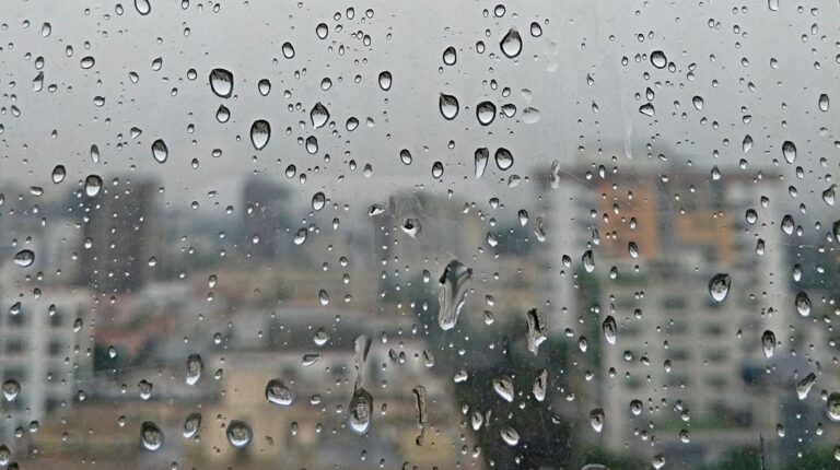 Diell dhe vranësira edhe sot, parashihen reshje shiu pasdite