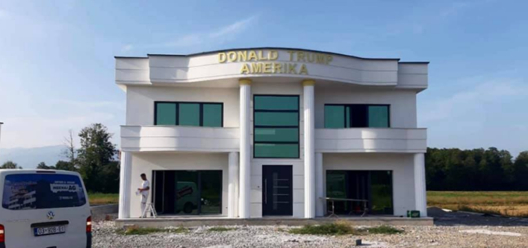 Një istogas ndërton shtëpinë me mbishkrimin, “Donald Trump”