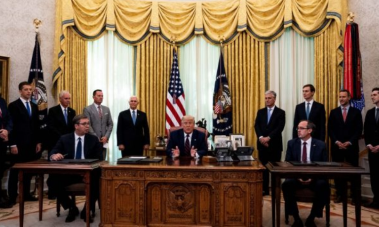 Sërish Trump: E ndalëm konfliktin 400-vjeçar Kosovë – Serbi, tani përqafohen dhe puthen