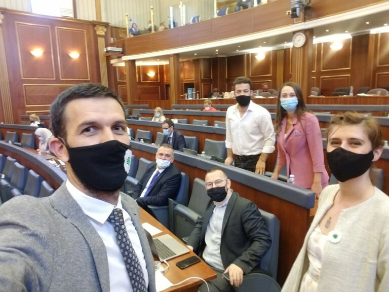 Vdes babai i deputetit të VV-së, mesazhi i tij: Allahu e mëshiroftë e bëftë banorë të xhenetit!