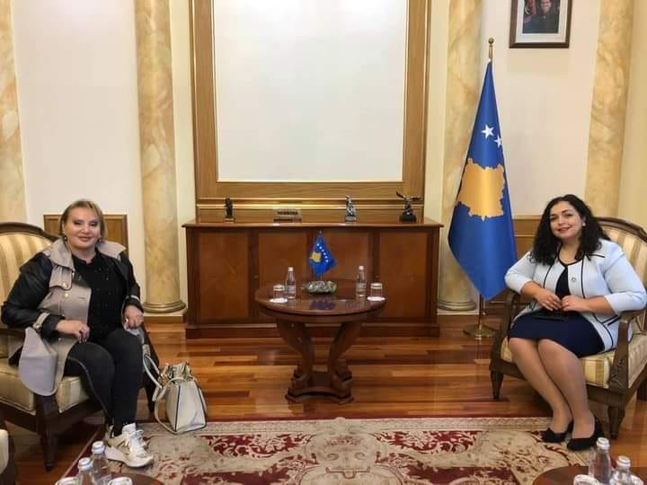 Vjosa Osmani mirëpret ikonën mitrovicase të muzikës