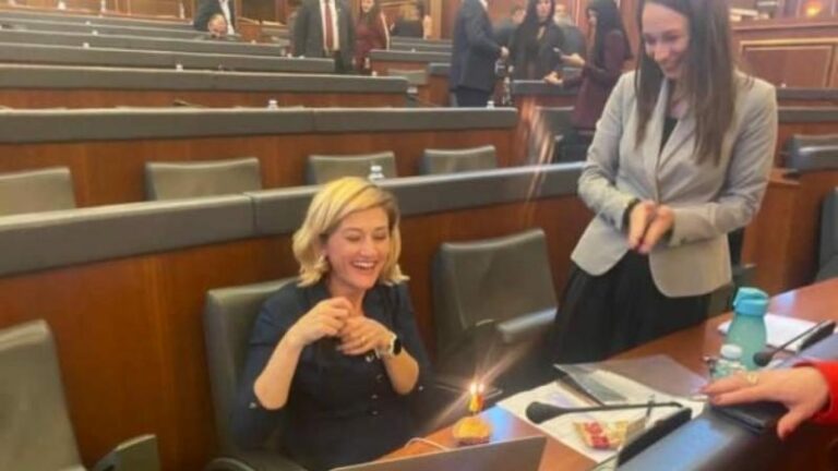 “45 vjetori i Kusari-Lilës”: Vetëvendosje ia feston ditëlindjen Mimozës në Kuvend