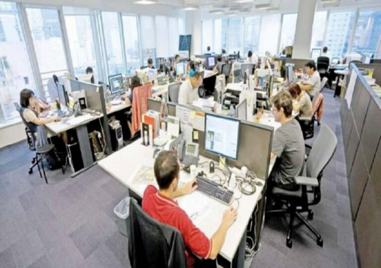 Administrata “full”: Punëtorët thonë se s’kanë vend as për t’u ulur