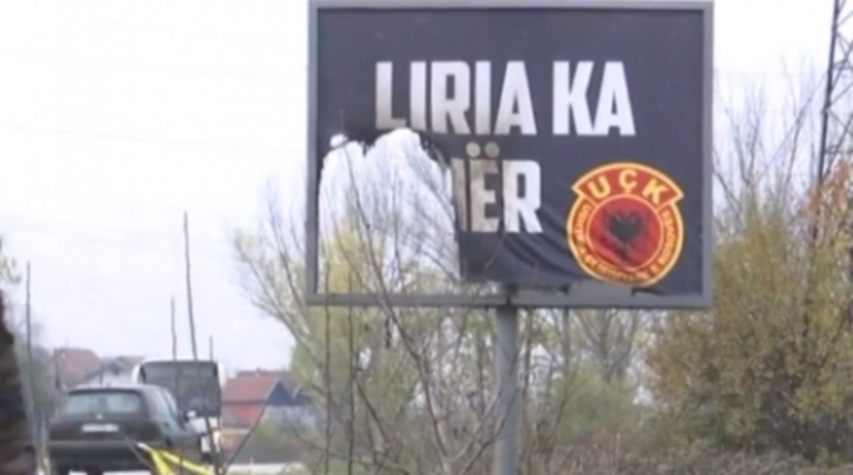 Policia del në vendin e ngjarjes: Ende nuk dihet kush i vuri flakën banerit “Liria ka emër” në hyrje të Graçanicës