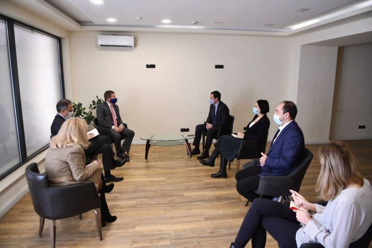 Kurti në takim me përfaqësuesin e BE-së kërkon zgjedhje të reja në Kosovë