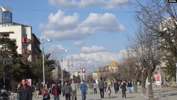 As shifrat e larta me COVID-19 nuk i ndalin turmat e njerëzve në sheshe e kafene