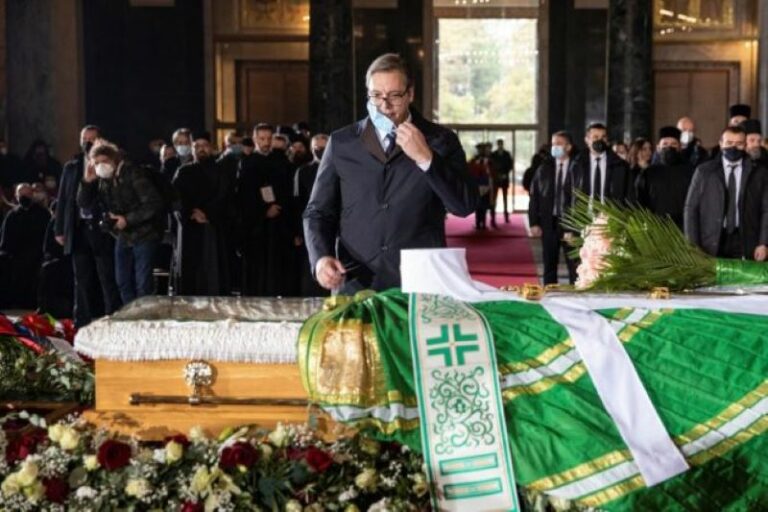 Vuçiq shkon në funeralin e Irinej, s’e lë pa e përmendur Kosovën