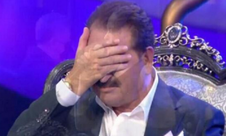 Tatlises ia plas vajit, derisa këndon këngën e mirënjohur “Mavi Mavi”