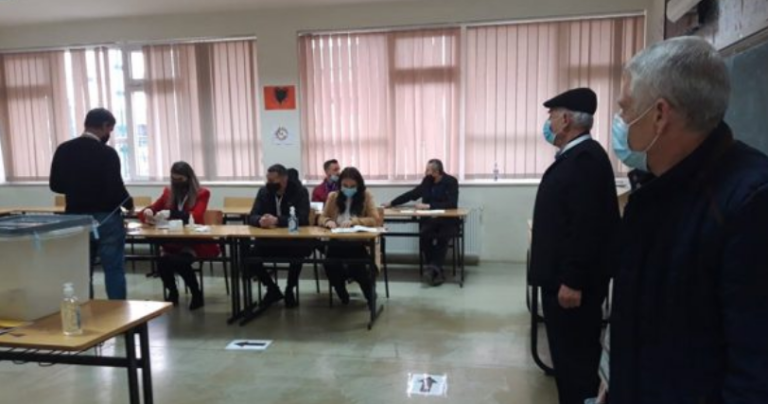 Mbyllen vendvotimet në Podujevë dhe Mitrovicë të Veriut, rezultatet e para në këtë orë