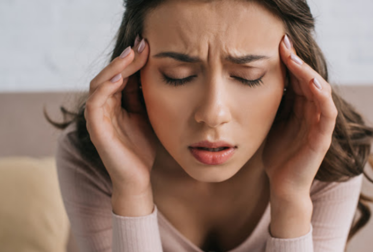 Si ta dalloni që dhimbja e kokës tregon se ke COVID-19