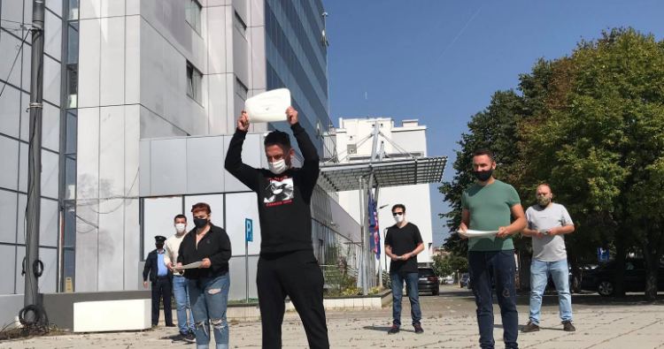 Sot protestohet para Qeverisë për masat e reja për parandalimin e COVID-19