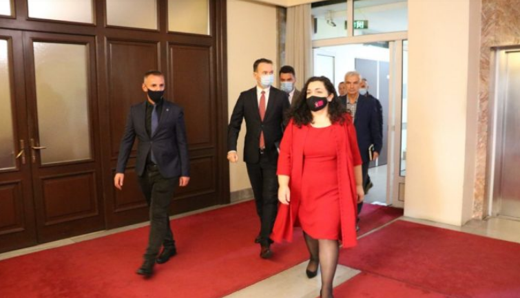 Vjosa Osmani edhe zyrtarisht merr postin e ushtrueses së detyrës së Presidentes
