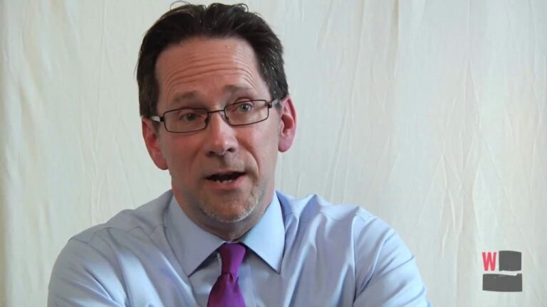 Clint Williamson: Aktakuzat e Speciales e kanë pikënisjen nga shqiptarë të Kosovës, nuk po gjykohet UÇK-ja