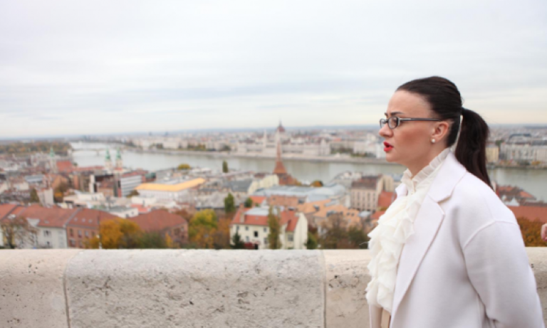 Kryediplomatja kosovare: Vuçiqi si këlysh i Rusisë po e kërcënon rajonin me luftë të re