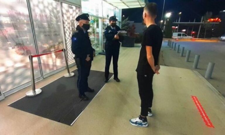 Qytetarët shkelën masat antiCOVID gjatë vikendit, Policia shqiptoi 300 gjoba e qindra vërejtje
