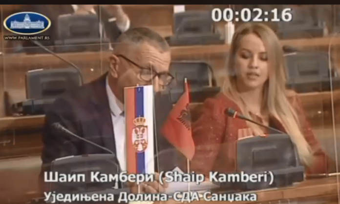 Kamberi pasi e vendosi flamurin kuq e zi në Kuvendin e Serbisë: Ky është më shumë se një flamur
