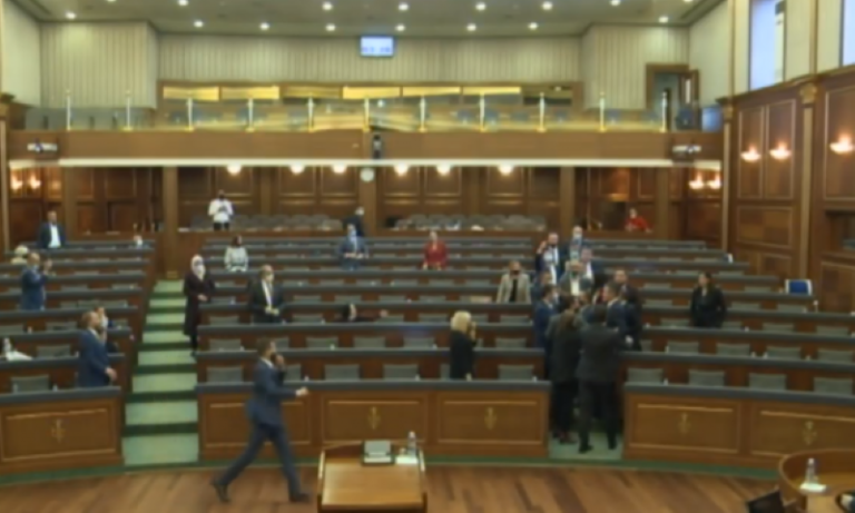 Video e përplasjes fizike në Kuvendin e Kosovës