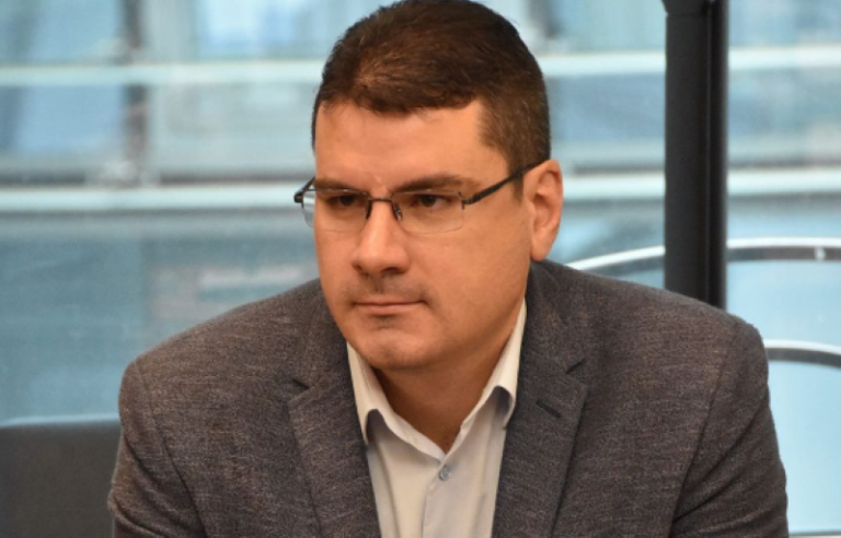 Këshilltari i ministrit Jevtiq e publikon hartën e Kosovës me flamur të Serbisë