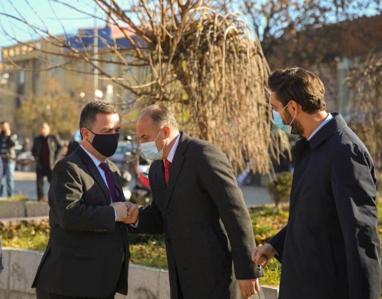 Përçahet PDK në Podujevë, e gjithë kryesia e partisë pritet të japë dorëheqje – Enver Hoxhaj takohet me ta