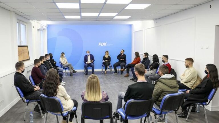 PDK’së i bashkohen 16 studentë të dalluar, Hoxhaj: Kemi platformë të veçantë për studentë dhe ngritje të cilësisë së arsimit