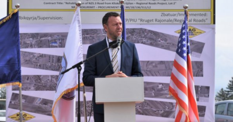 Abrashi merr vendim për heqjen e të gjitha reklamave në autostradë, rrugë nacionale e rajonale