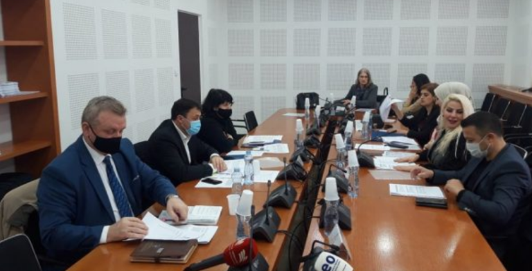 Kërkohet lejimi i shkollimit të vajzave që bartin mbulesë në Kosovë