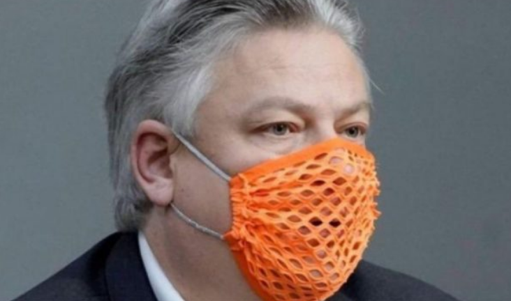 Mbante maskë me vrima në shenjë proteste, deputeti gjerman shtrohet në spital