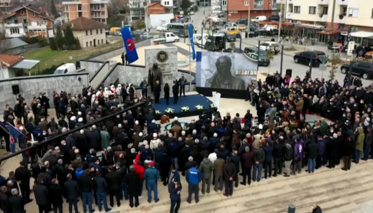 VV u kritikua për tubimin në Podujevë, por LDK i thyen rregullat anti-Covid në prani të kryeministrit Hoti në Istog