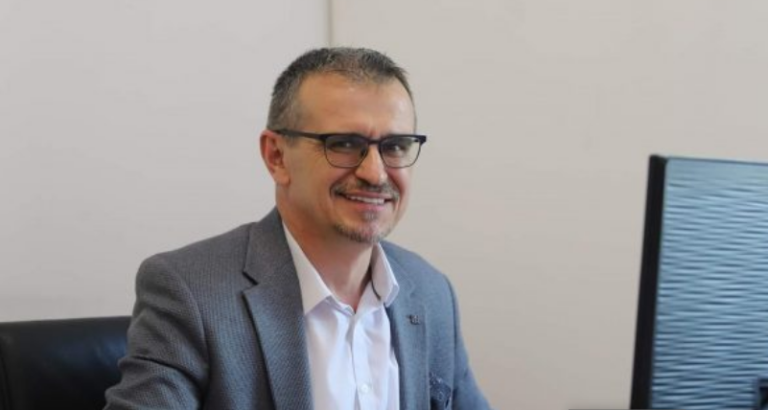 Vëllai i deputetit të VV-së e fyen Driton Selmanaj: Nuk ka krijesë më të poshtër se ai