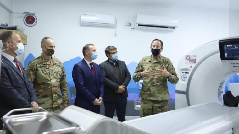 Amerika i dhuron Spitalit të Gjakovës një CT modern
