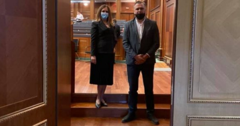 Kë po e ruajnë te dera e Kuvendit deputetët e Vetëvendosjes?