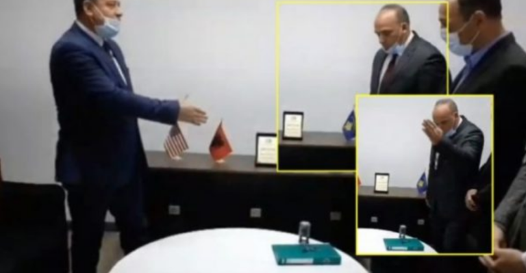 Momenti kur Shpejtim Bulliqi ia le dorën zgjatur Nexhmi Rudarit