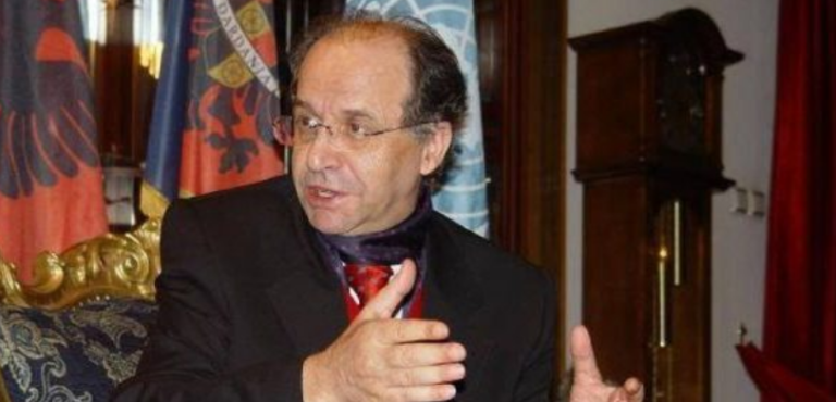 Fotografi e papublikuar më parë: Si dukej Presidenti Rugova kur ishte i ri
