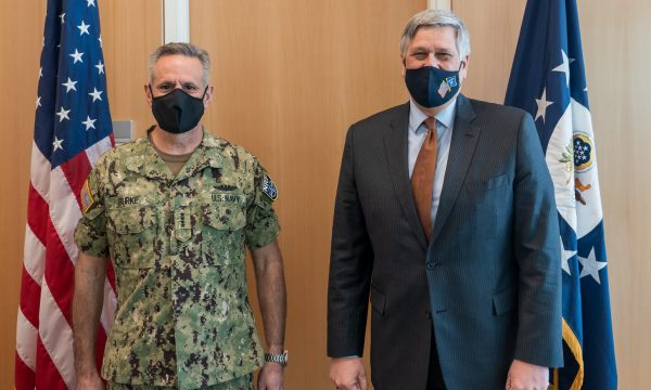 Kosnett pret admiralin Burke, flasin për mbështetjen ndaj FSK-së