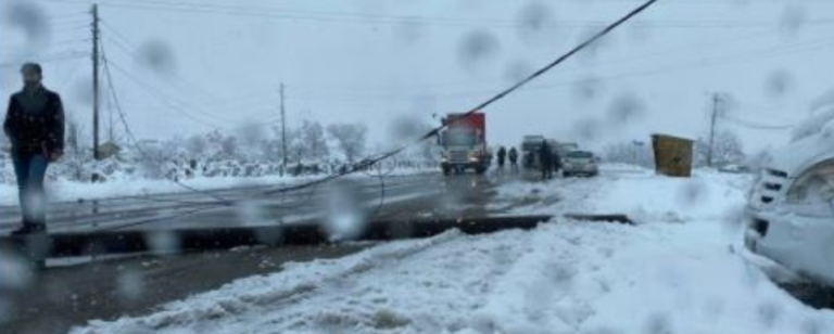 ​Rrëzohet shtylla elektrike, krijohen kolona të gjata në magjistralen Prishtinë-Mitrovicë