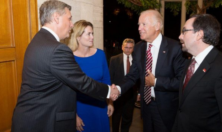 Kosnett publikon fotografi me Bidenin pasi zyrtarizohet si President i ShBA’së
