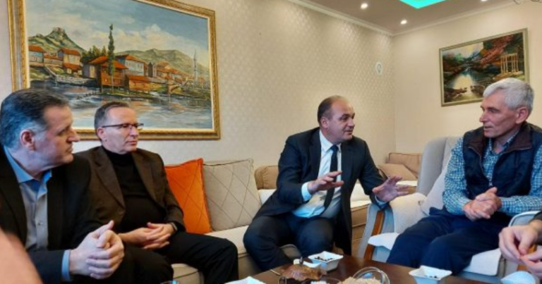 Enver Hoxhaj shkon në Mitrovicë, ndalet tek familja e Kadri Veselit për çaj