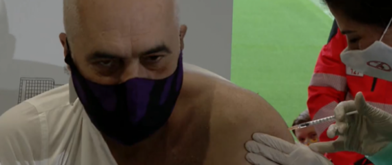 Edi Rama merr vaksinën kundër COVID-19