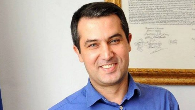 Ish-këshilltari i Thaçit ironizon me aderimin e Armend Mujës në VV