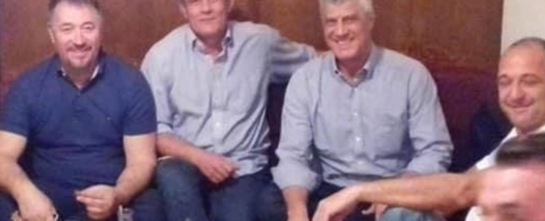 Del foto e babit të Rron Gjinovcit me Hashim Thaçin pak ditë pasi ai tha “Kush e voton Hashim Thaçin ose është i çmendur ose i poshtër”