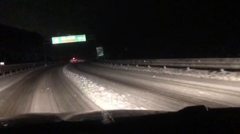 Reshje dëbore në Rrugën e Kombit, paralajmërohen shoferët