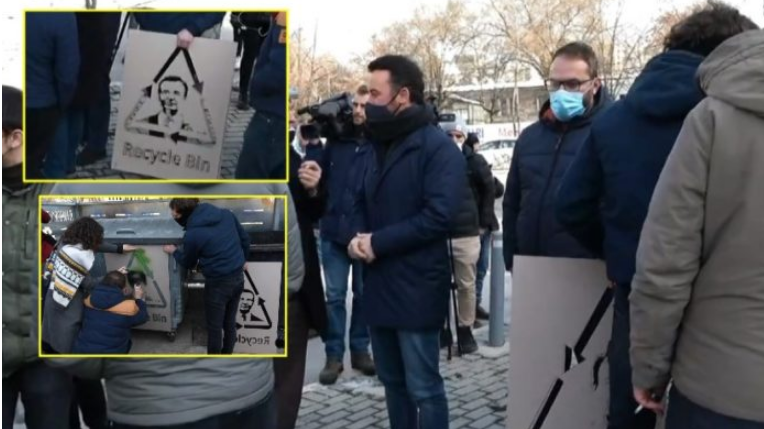 PSD vendos fytyrën e Albin Kurtit në kontejnerë