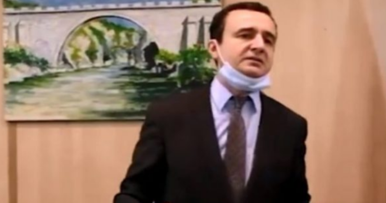 Kurti para zgjedhjeve tregon tri karakteristikat që duhet t’i kenë njerëzit që duan të punësohen në institucione